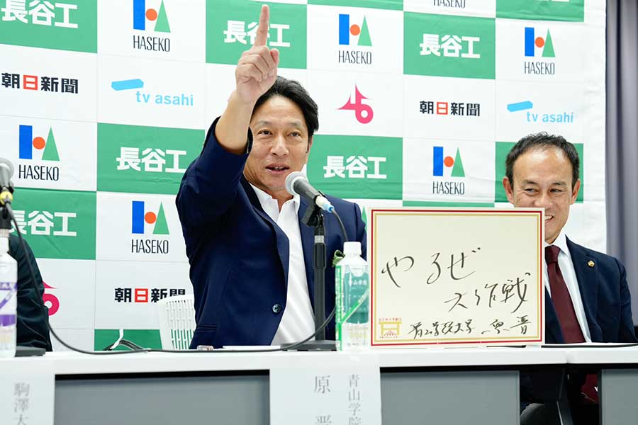 「やるぜ大作戦」を発表し、指を立てた青学大の原晋監督【写真：黒澤崇】