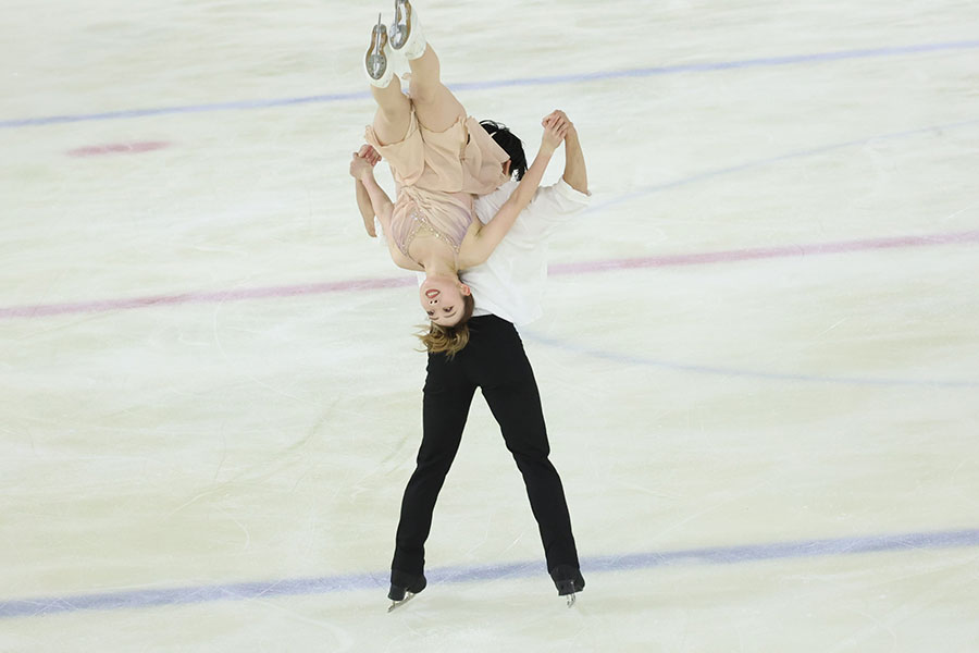 紀平が一回転するダイナミックな新技に成功【写真:山口比佐夫】