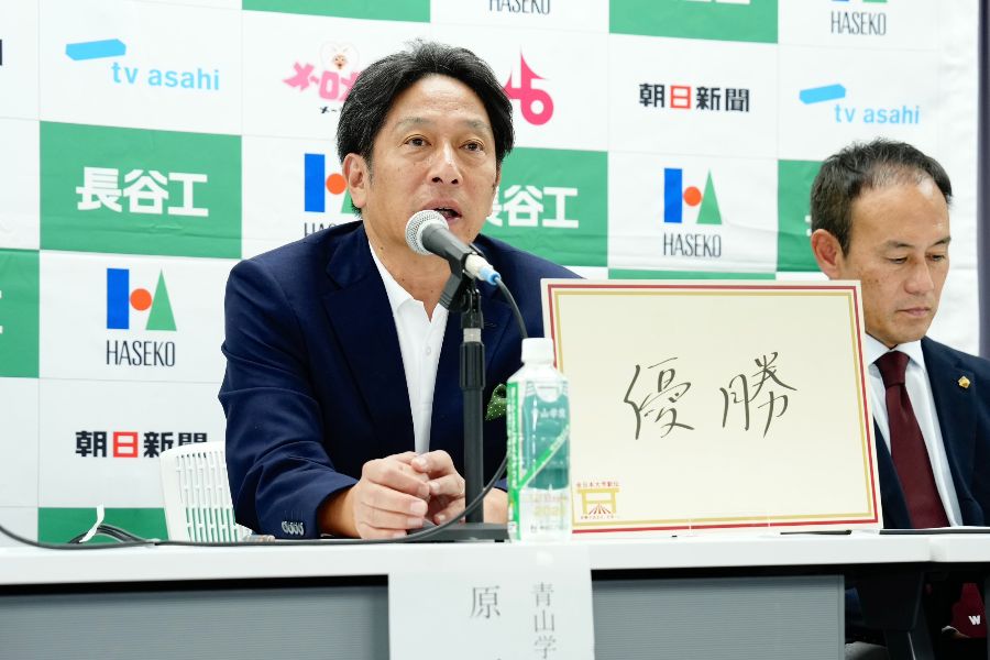 全日本大学駅伝の監督会見でコメントする原監督【写真:黒澤崇】