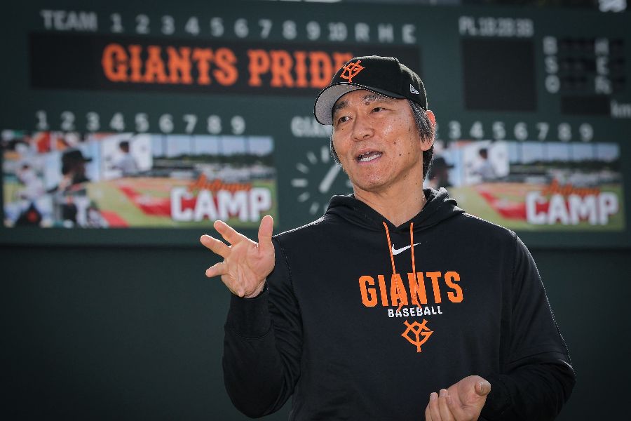 秋季キャンプの円陣で訓示を行う松井秀喜新監督【写真:スポーツ報知/アフロ】